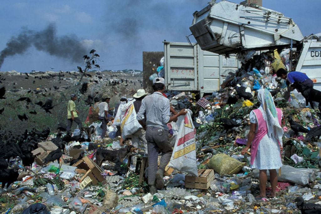 مقالب القمامة هي مصدر رئيسي لانبعاثات غاز الميثان، وتحسين الإدارة يمكن   أن يحول غاز الميثان إلى مصدر للوقود النظيف، وكذلك العمل على الحد من المخاطر الصحية.