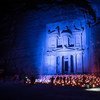 البتراء، الأردن، من مواقع التراث العالمي لليونسكو منذ عام 1985، مضاءة باللون "الأزرق"  مشاركة في الاحتفالات العامة للذكرى ال70 للأمم المتحدة. المصدر: مكتب المنسق المقيم ومنسق الشؤون الإنسانية في الأردن / كريس هيرفج