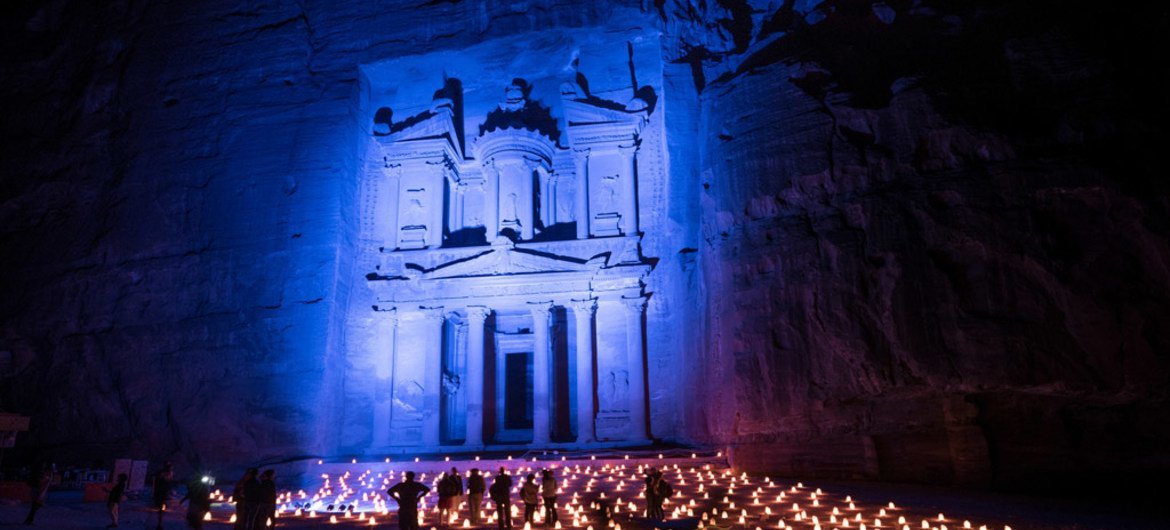 البتراء، الأردن، من مواقع التراث العالمي لليونسكو منذ عام 1985، مضاءة باللون "الأزرق"  مشاركة في الاحتفالات العامة للذكرى ال70 للأمم المتحدة. المصدر: مكتب المنسق المقيم ومنسق الشؤون الإنسانية في الأردن / كريس هيرفج