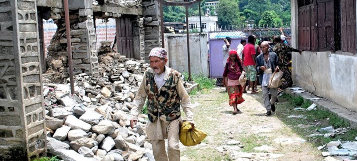 2015年4月尼泊尔大地震后半年，灾区仍然缺乏庇护所和粮食。联合国人道协调厅图片。