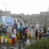 世界卫生组织向也门南部城市塔伊兹居民提供生活用水。图片提供：世界卫生组织也门办事处