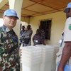 Des forces de sécurité ivoiriennes et des Casques bleus de l'ONU surveillent la livraison de matériel électoral dans la ville de Taï, en Côte d'Ivoire, en octobre 2015. Photo ONUCI