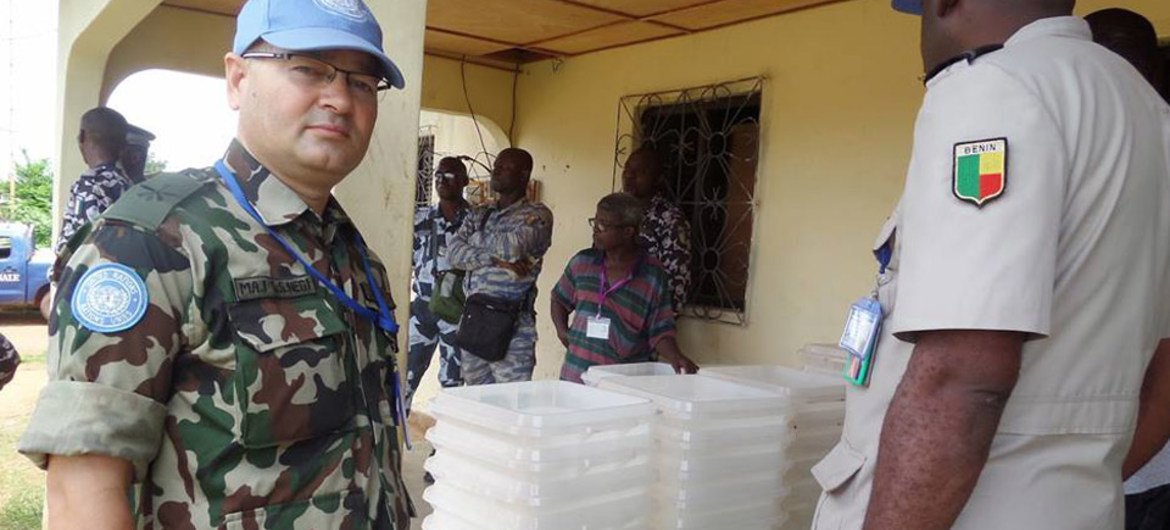 Under the watchful eyes of Ivorian security forces and United Nations Operation in Côte d’Ivoire (UNOCI) peacekeepers, material from the Independent Electoral Commission for the 25 October 2015 election arrives in Taï.