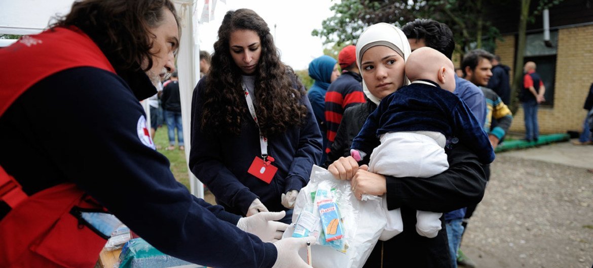 一名妇女移徙者携带婴儿抵达与克罗地亚接壤的塞尔维亚城镇。儿基会/ Shubuckl