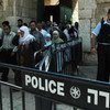 在耶路撒冷老城的圣殿山上，穆斯林在星期五祈祷后正在离开。这里的执警很严，不允许年轻男性进入，如果他们要进入，就得扣留身份证件。（资料图片）