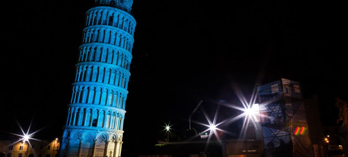 La Torre de Pisa, en Italia, se iluminó de azul para conmemorar el 70 aniversario de la ONU. Foto: Francesca Bracchetti, Enel