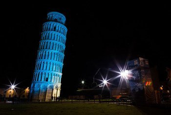 La Tour de Pise, en Italie, inscrite au patrimoine mondial de l'UNESCO depuis 1987, est allumée en bleu des Nations Unies pour la célébration mondiale du 70ème anniversaire de l'Organisation. Photo : Francesca Bracchetti, Enel