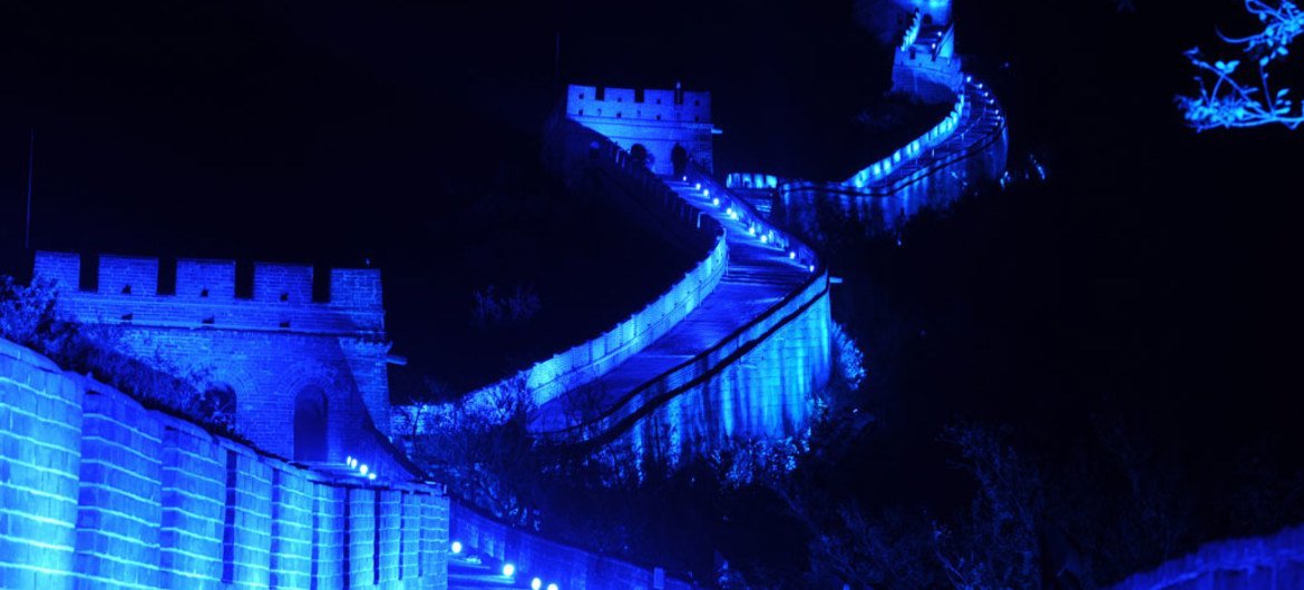 北京八达岭长城第一次点亮蓝色灯光。图片来源：瞭望东方周刊/杨光、朱江