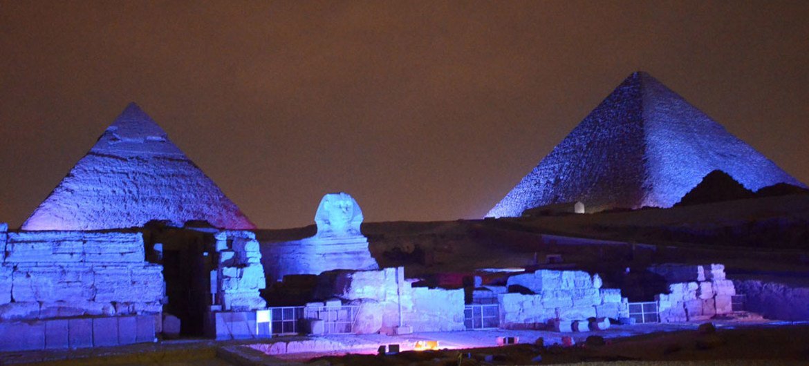 Великие Пирамиды в Гизе, Египет подсвечены голубым цветом ООН   