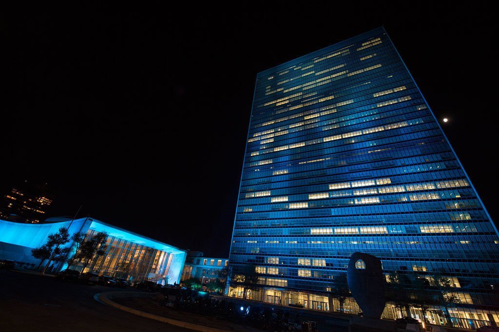 Le siège des Nations Unies à New York, illuminé en bleu de l’ONU pour la célébration mondiale du 70ème anniversaire de l'Organisation, les 23 et 24 octobre 2015.