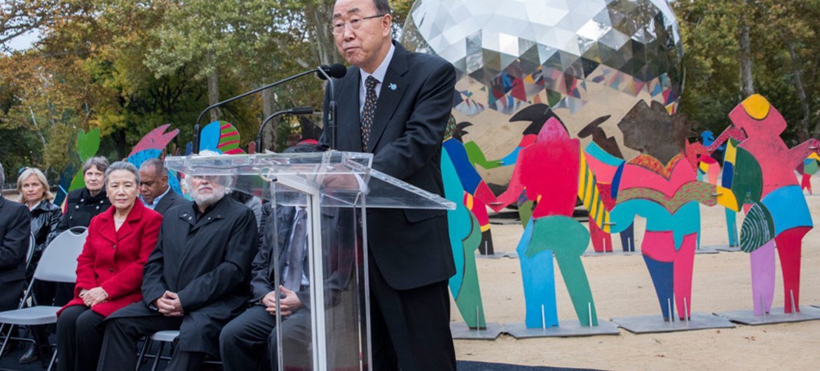Secretary-General Ban Ki-moon unveils “Enlightened Universe”, a monumental art installation by Spanish artist Cristóbal Gabarrón ,on Saturday, 24 October, in Central Park in New York City in celebration of the 70th anniversary of the United Nations.