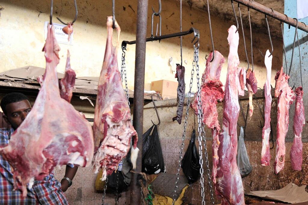 Nyama ikiwa katika soko la Hamarwayne, Mogadishu Somalia. (Maktaba)