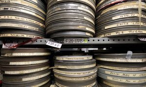Des piles de bobines de films aux archives audiovisuelles du Département de l'information de l'ONU. Photo ONU/Ryan Brown