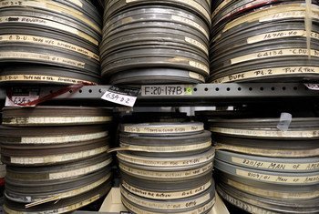 Des piles de bobines de films aux archives audiovisuelles du Département de l'information de l'ONU. Photo ONU/Ryan Brown