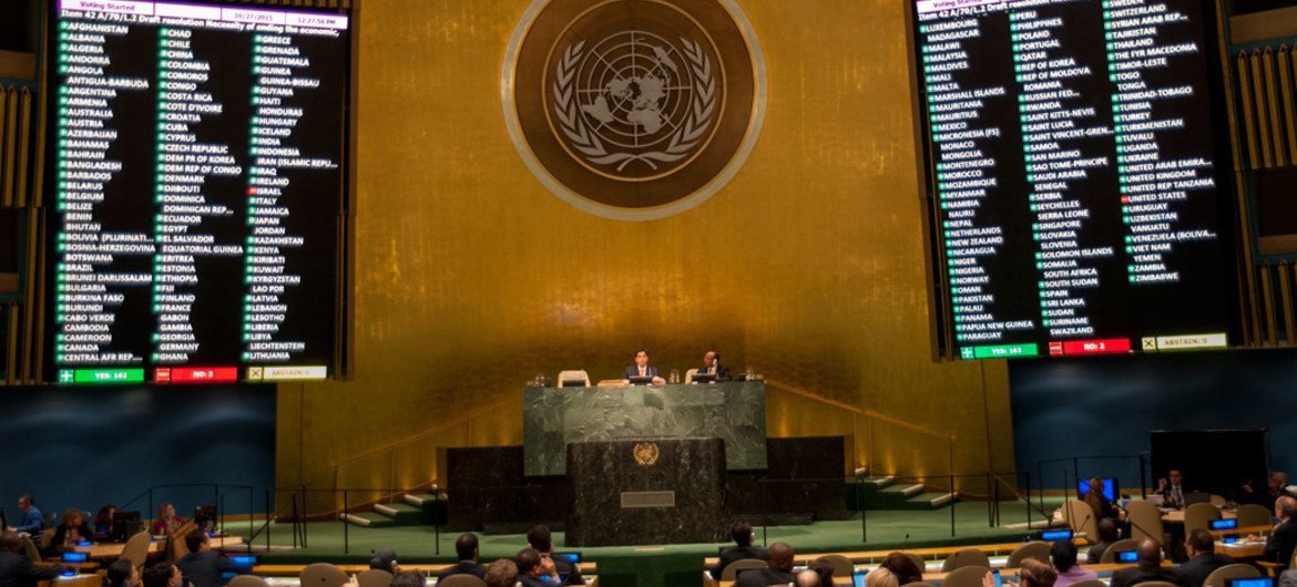 The General Assembly adopted for the twenty-fourth consecutive year a resolution calling for an end to the United States economic, commercial and financial embargo on Cuba. A tally of the vote is displayed electronically on two screens.