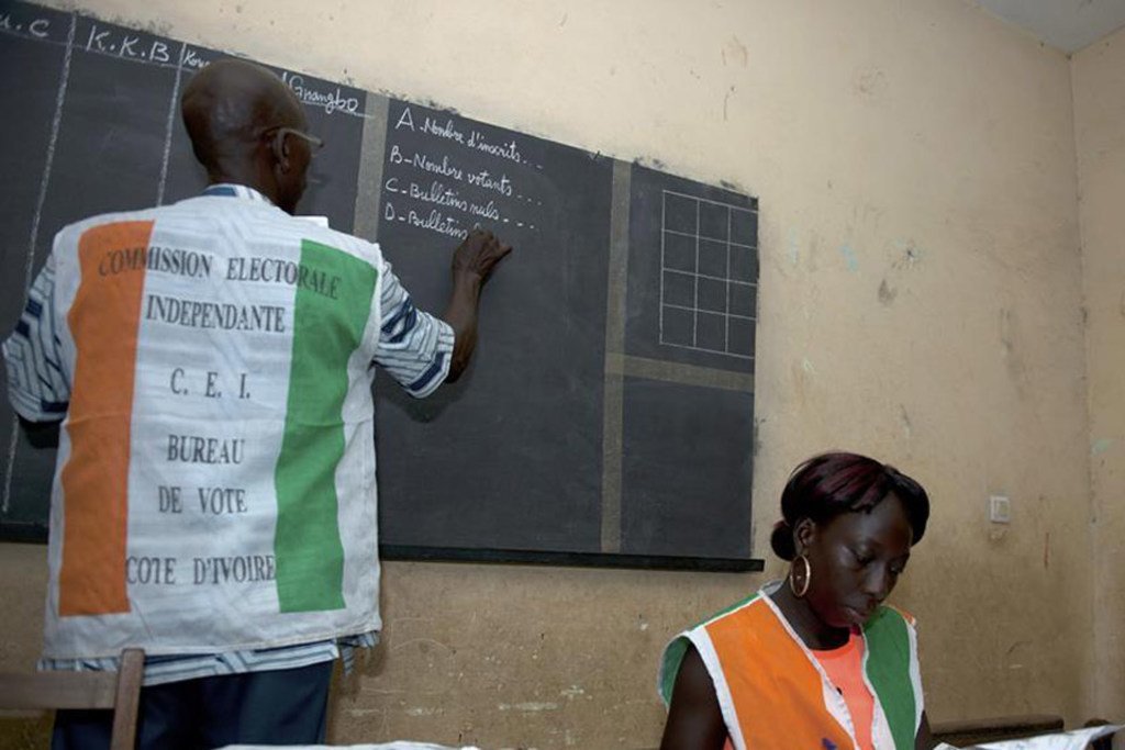 Le décompte des bulletins de vote dans un bureau de vote à Abidjan après lors de la précédente élection présidentielle du 25 octobre 2015 en Côte d'Ivoire. (archive) 