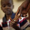 Criança recebe tratamento contra a tuberculose no Sudão do Sul, em iniciativa do Fundo Global 