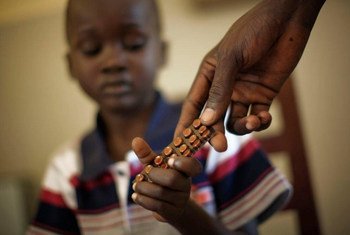 Ребенок из Южного Судана получает лекарство от  туберкулеза. Фото  ПРООН