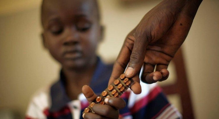 Un niño recibie un medicamento contra la tuberculosis en Sudán del Sur, como parte de un programa del PNUD. Foto: PNUD/Brian Sokol