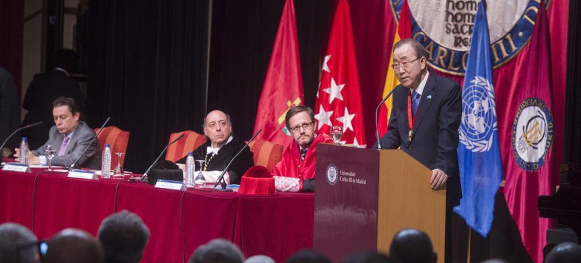 Le Secrétaire général Ban Ki-moon devant des étudiants espagnols à Madrid. Photo ONU/Amanda Voisard