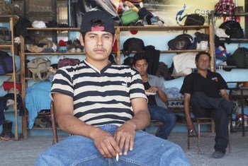 Joven migrante salvadoreño víctima de la violencia en su país. 