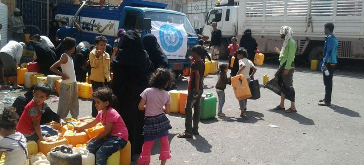 تواصل منظمة الصحة العالمية توصيل المياه إلى السكان في مدينة تعز، اليمن. المصدر: منظمة الصحة العالمية اليمن