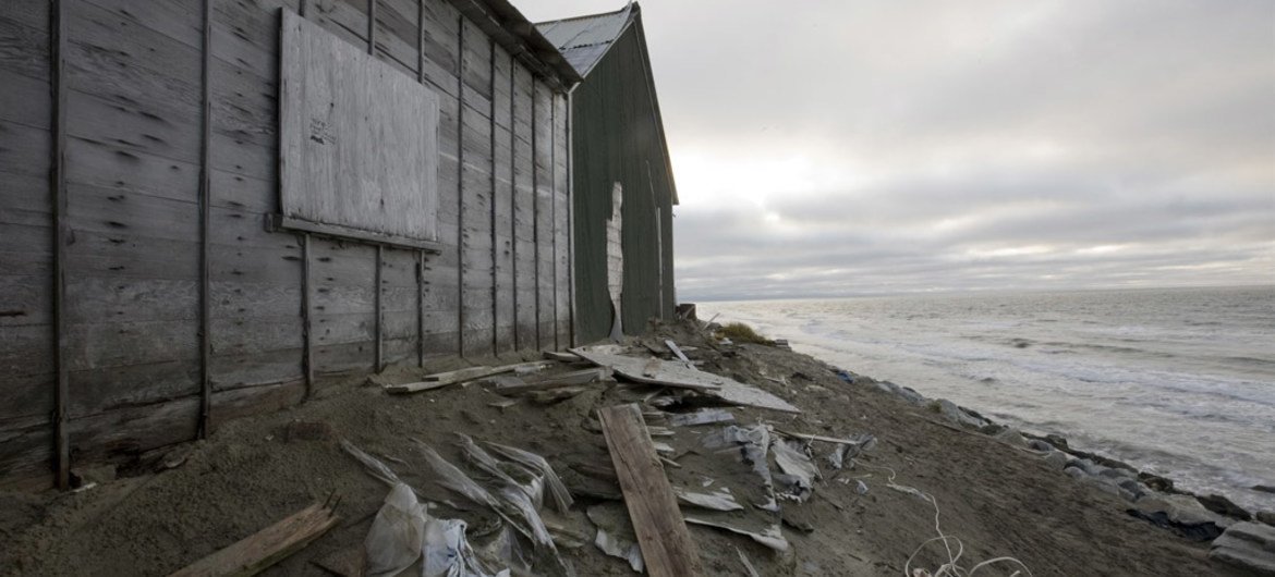 Дома, система водоснабжения и инфраструктура в Аляске, разрушаются  наводнением, вызванным  изменением климата.  Многие дома заброшены, поскольку они буквально падают в океан. Фото: ЮНЕП ГРИД Арендал / Лоуренс Хислоп