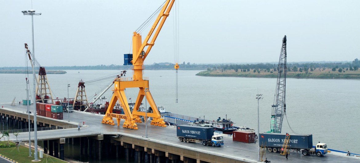 Activités commerciales portuaires au Cambodge : des produits du Vietnam arrivent au port autonome de Phnom Penh dans la province de Kandal (archives).