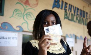 Une femme ivoirienne montre la preuve de son vote à Abidjan, en octobre 2015 (archive)