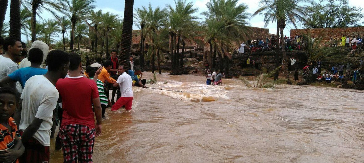 هطول أمطار غزيرة العام الماضي على جزيرة سوقطرة جراء إعصار تشابالا.  المصدر: اليونيسف في اليمن/أحمد تاني.