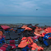 یونان کے ساحل پر پہنچے والے مہاجرین کی چھوڑی ہوئی لائف جیکٹیں پڑی ہوئی ہیں۔