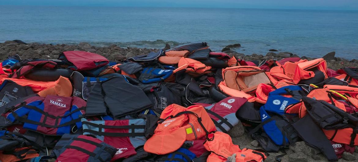 Des gilets de sauvetage abandonnés par des réfugiés au bord de la mer, sur l’île de Lesbos, en Grèce. Photo UNICEF/Ashley Gilbertson VII
