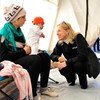 منسقة اليونيسف الخاصة لأزمة اللاجئين والمهاجرين في أوروبا، ماري بيير بوارييه (يمين) مع الأطفال اللاجئين في مساحة  صديقة للطفل تدعمها اليونيسف في مركز الاستقبال في كرواتيا، في 30 أكتوبر تشرين الأول 2015. المصدر: اليونيسف / توميسلاف جورجييف