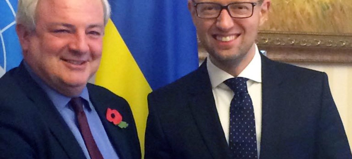 负责人道事务的副秘书长奥布赖恩在基辅会见乌克兰总理亚采纽克。人道协调厅图片。