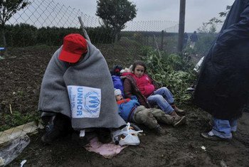 Un réfugié tente de se protéger contre le froid à la frontière entre la Serbie et la Croatie. Photo HCR/Mark Henley
