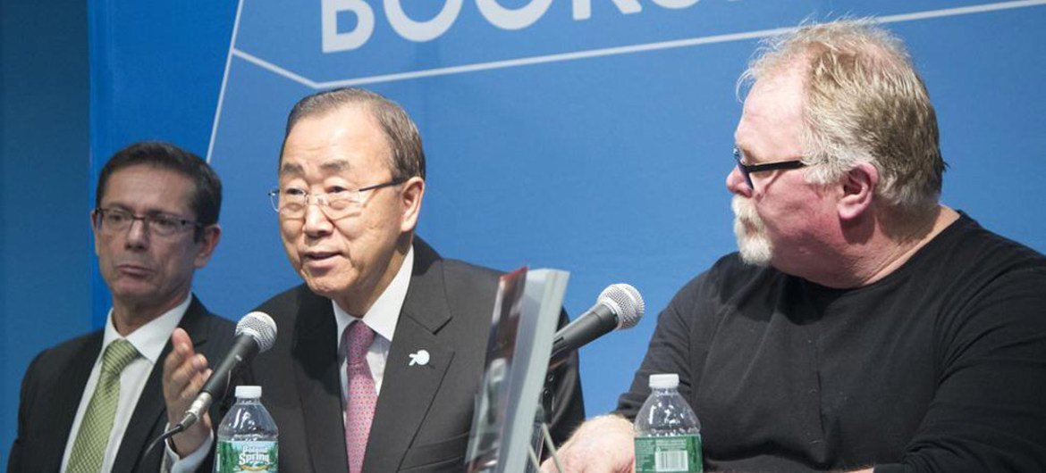 At the book launch of “Moving Away from the Death Penalty: Arguments, Trends and Perspectives,” Secretary-General Ban Ki-moon (centre) is flanked by Assistant Secretary-General for Human Rights, Ivan Šimonović (left) and Kirk Bloodsworth, the first death row inmate exonerated by DNA.