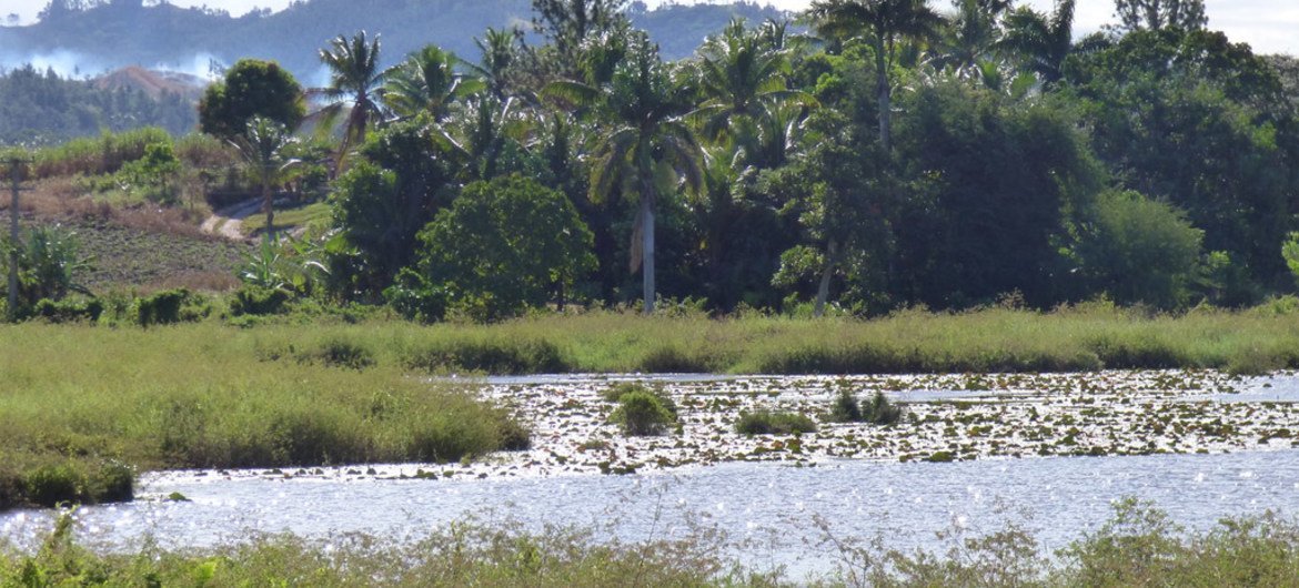 El lago Ba, en Fiji, se evaporó durante la sequía provocada por el episodio de El Niño en 1997-98. Foto de archivo: OCHA/Danielle Parry