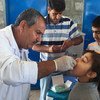 2015年11月，一名伊拉克女孩在流离失所者营地接受口服霍乱疫苗。儿基会图片/Maulid Warfa