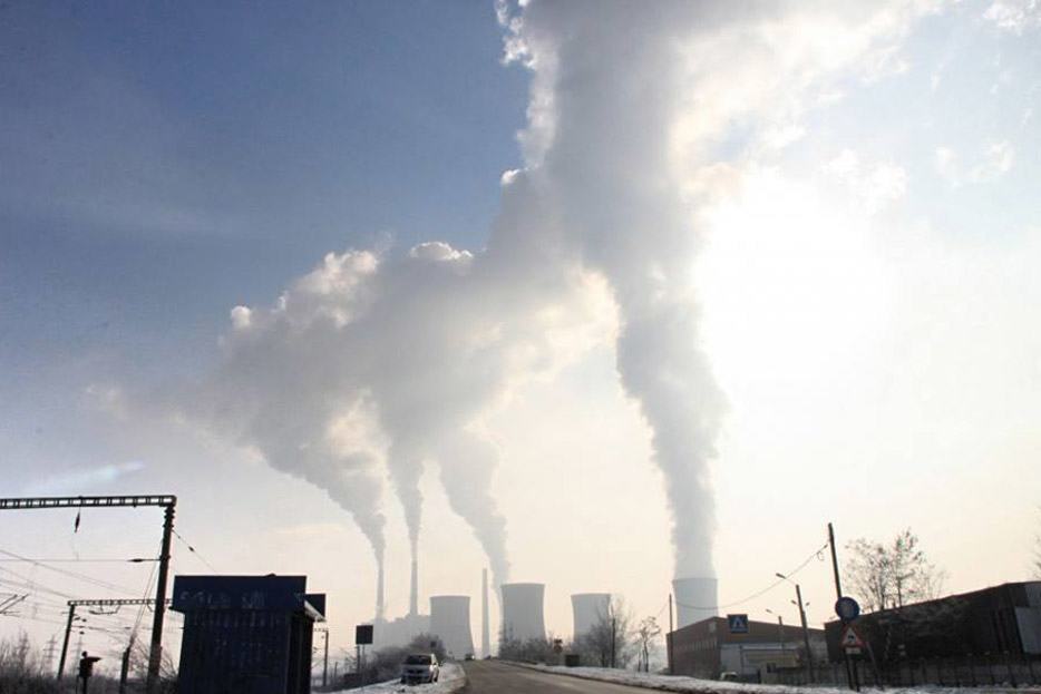 Emisión de gases contaminantes en la atmósfera. 