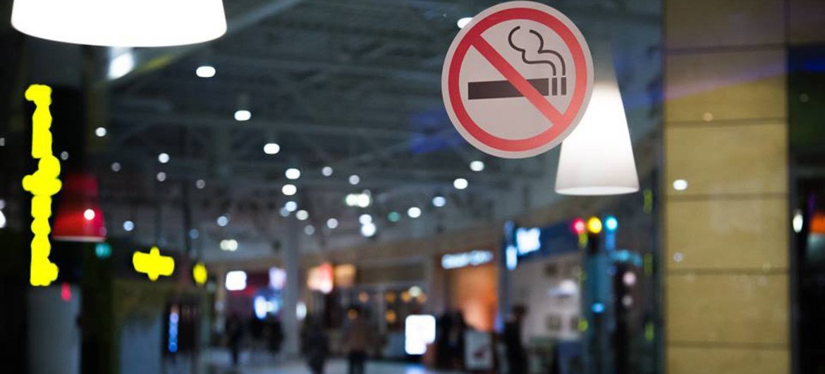Los espacios libres de humo de tabaco forman parte de las medidas del Convenio Marco de la OMS contra el tabaquismo. Foto de archivo: OMS/S. Volkov
