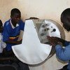 شباب يطلعون على كيفية عمل آلة الطبل الرقمية لليونيسف، في مركز الشباب في غولو شمال أوغندا. المصدر: أوغندا / يانيك تايلى