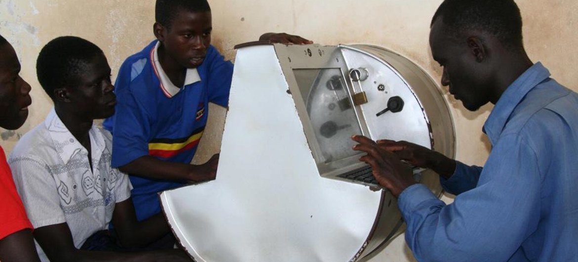 شباب يطلعون على كيفية عمل آلة الطبل الرقمية لليونيسف، في مركز الشباب في غولو شمال أوغندا. المصدر: أوغندا / يانيك تايلى