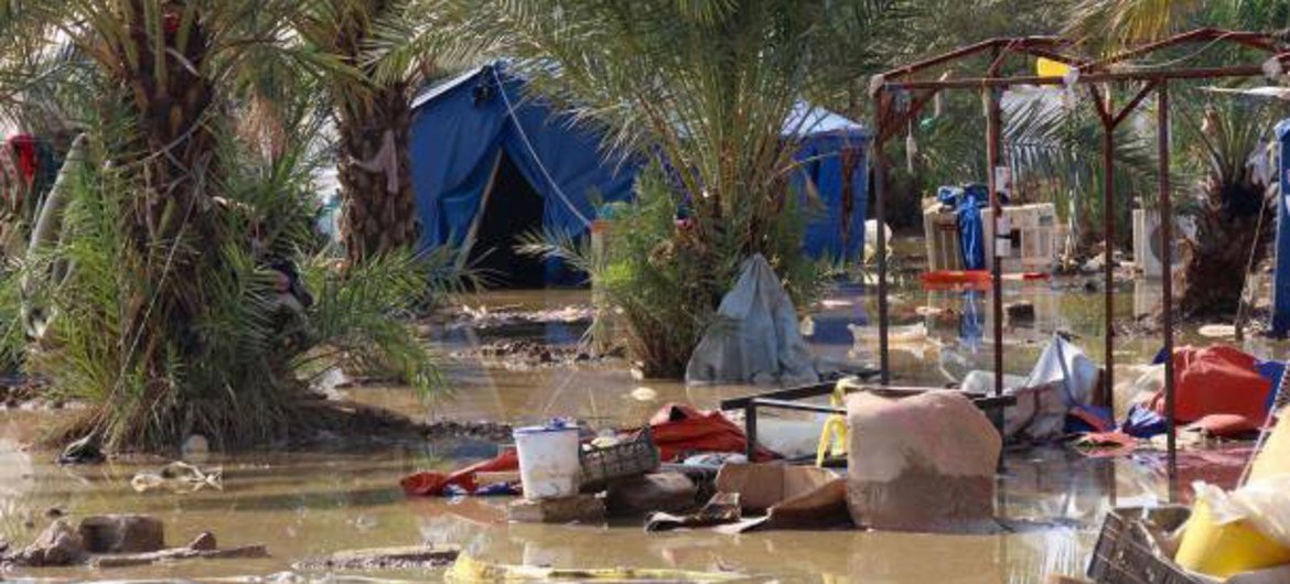 أمطار غزيرة في أواخر أكتوبر غمرت أجزاء من مخيم تقيه للنازحين في بغداد. المصدر: مكتب تنسيق الشؤون الإنسانية/ ثيمبا ليندن