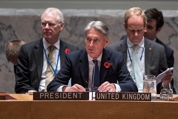 وزير الدولة للشؤون الخارجية والكومنولث في المملكة المتحدة ورئيس مجلس الأمن لشهر نوفمبر، فيليب هاموند، يرأس اجتماع مجلس الأمن بشأن الوضع في الصومال. المصدر: الأمم المتحدة / تشا باك