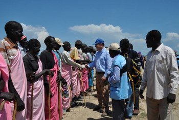 OCHA Director of Operations John Ging (centre), meeting with community representatives, during a one-day visit to Upper Nile State, South Sudan, on 21 October 2015.