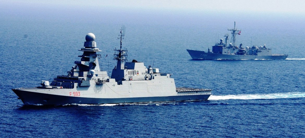 Des navires de la Force navale de l'UE (EUNAVFOR) patrouillent au large des côtes de la Somalie.