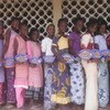 En Guinée, des écolières font la queue pour prendre leur repas scolaires (archive)