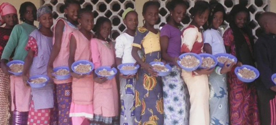 En Guinée, des écolières font la queue pour prendre leur repas scolaires (archive)
