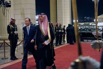 Le Secrétaire général Ban Ki-moon (à gauche) arrive pour l'ouverture du Sommet entre pays arabes et d'Amérique latine à Ryad, en Arabie saoudite. Photo ONU/ Rick Bajornas