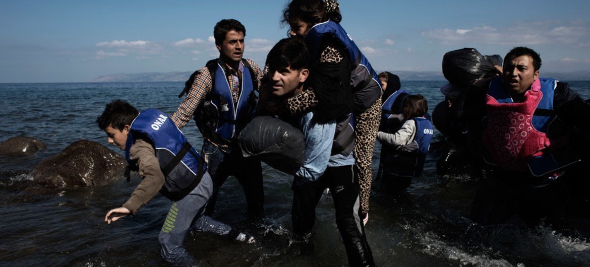Des demandeurs d'asile originaires de Syrie, y compris des enfants, arrivent sur les rives de l'île de Lesbos, dans le nord de la Mer Egée, en Grèce.